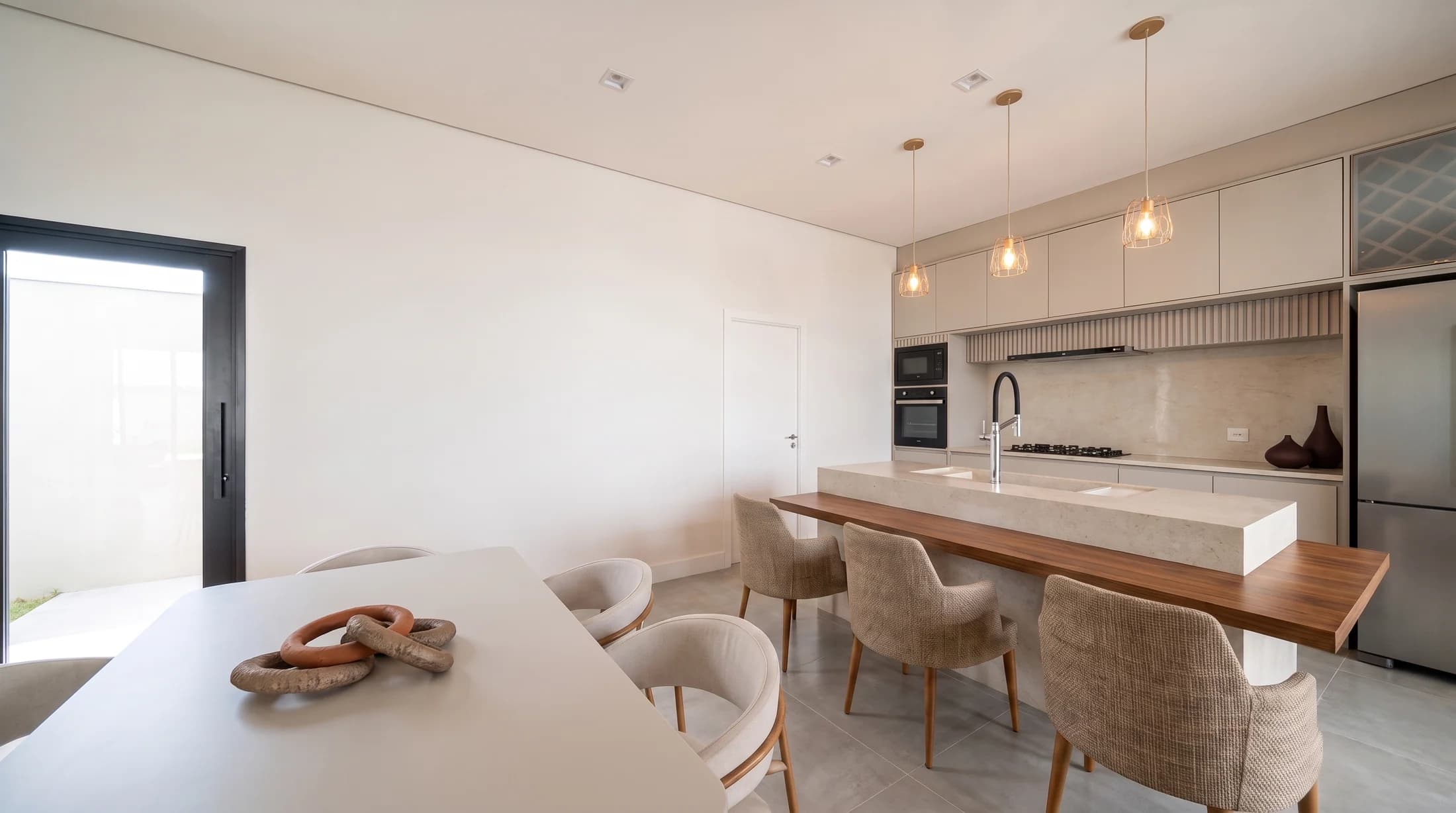 Render Veduta de cozinha clara com ilha e pendentes.