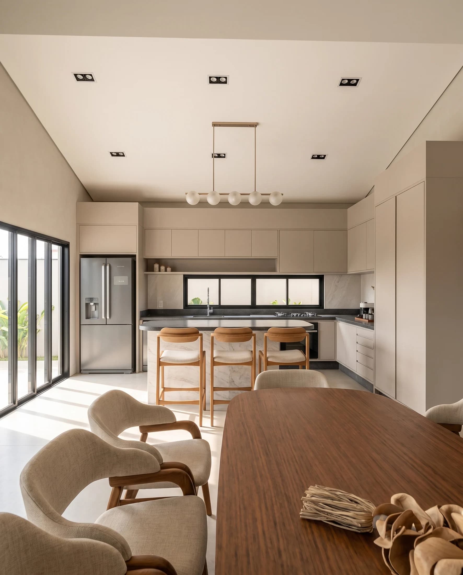 Render Veduta de cozinha clara integrada à sala de jantar.