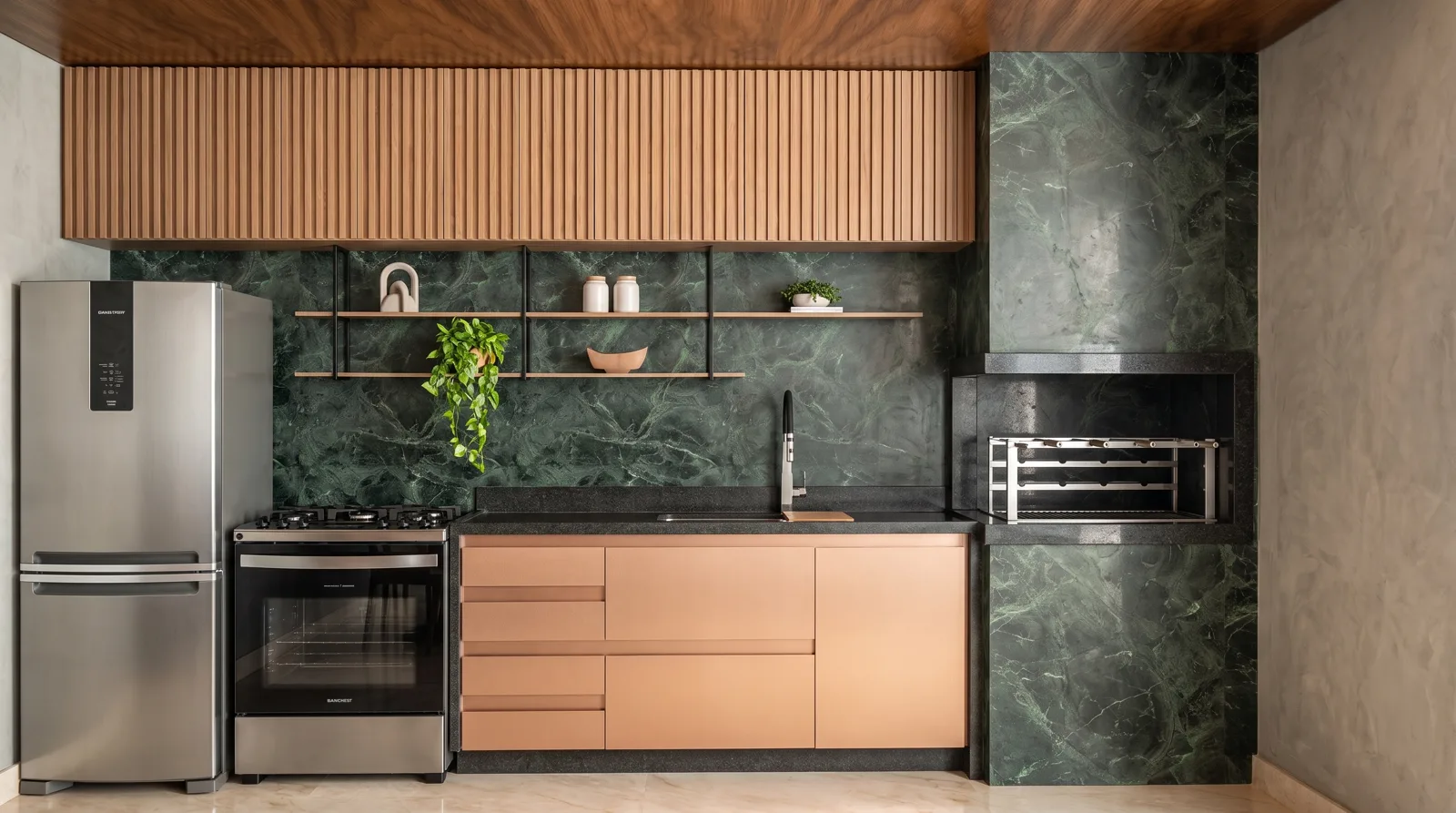 Render Veduta de cozinha com mármore verde, marcenaria cobre e painel ripado.