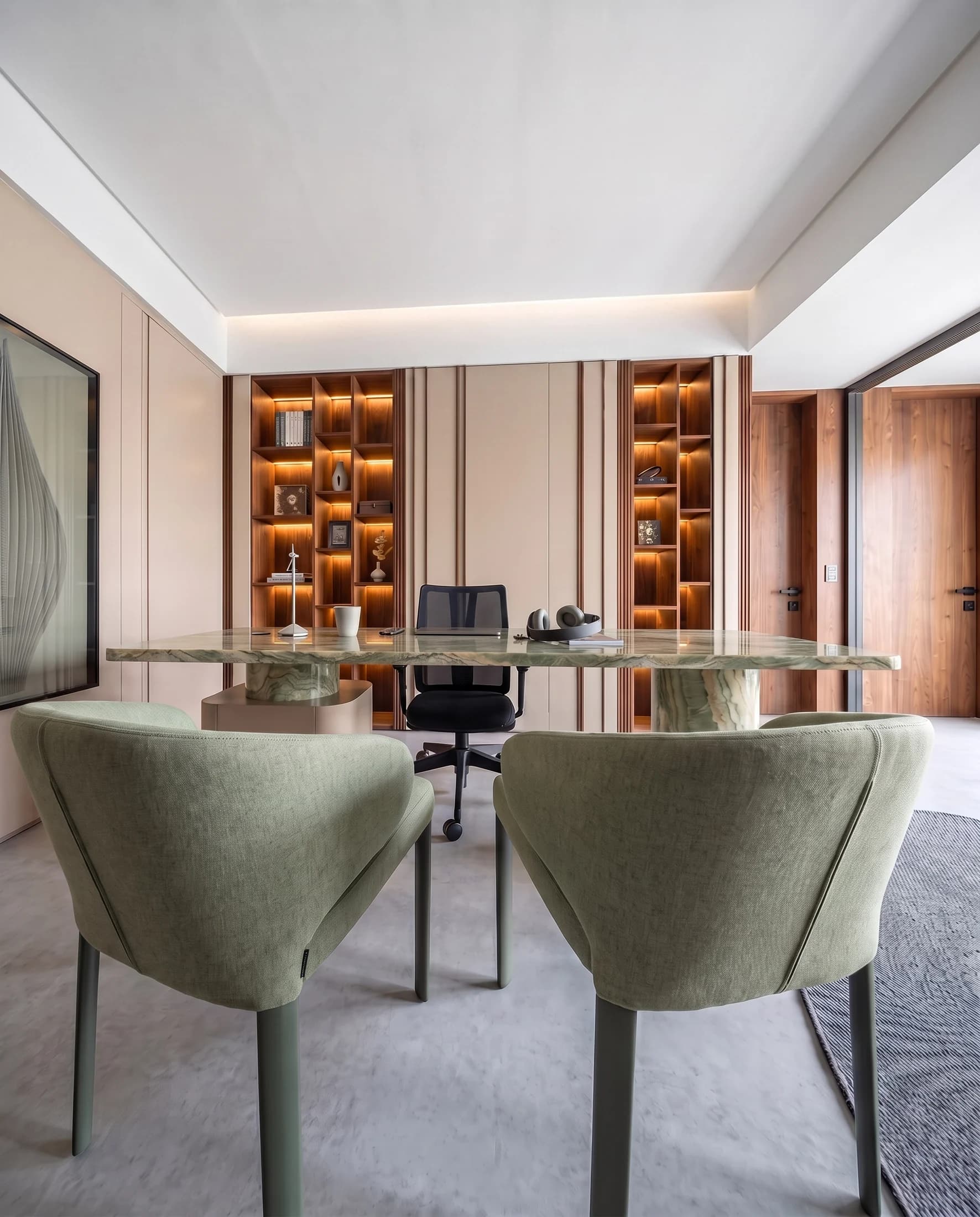 Render Veduta de escritório executivo com madeira e iluminação embutida.