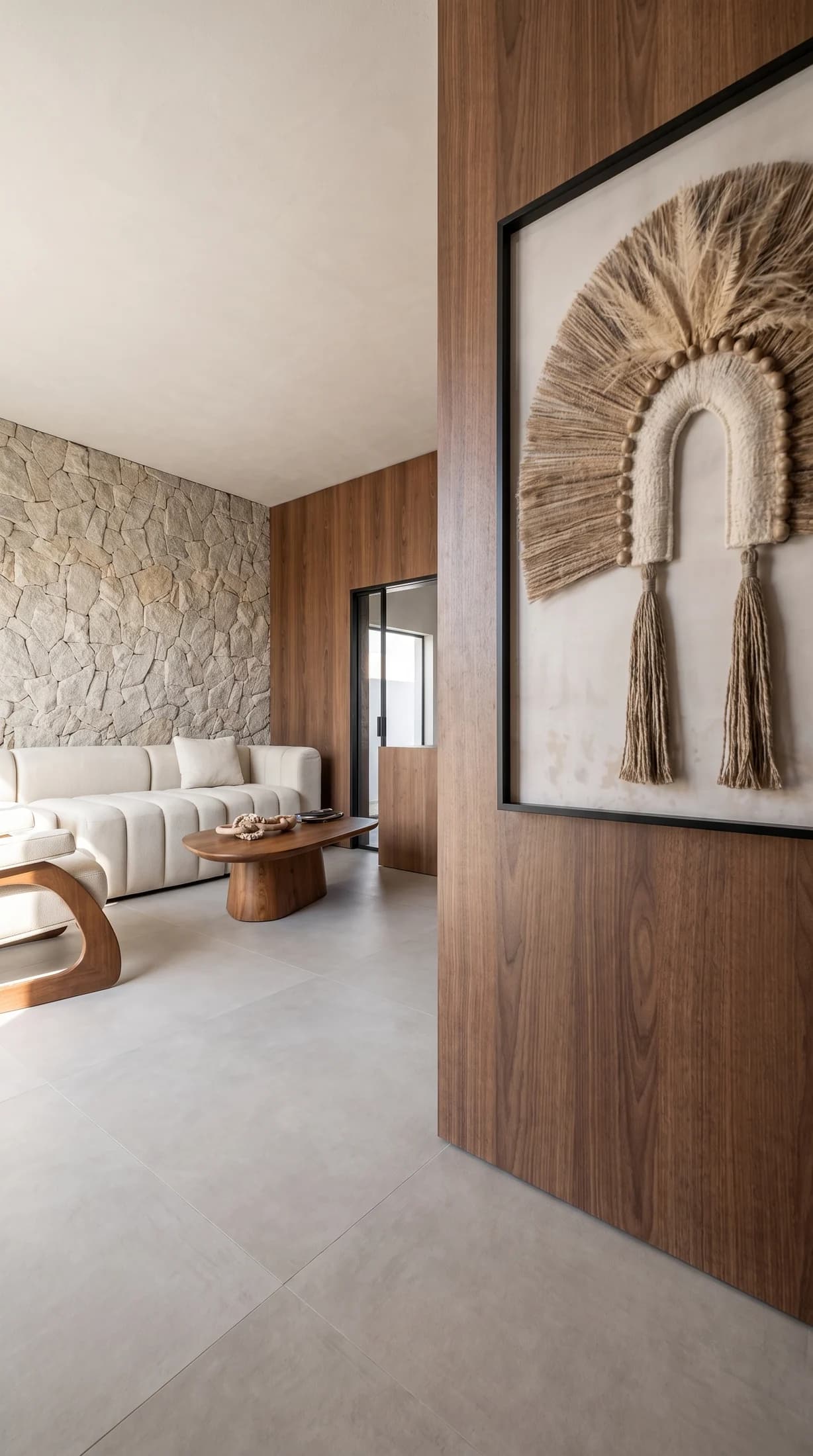 Render Veduta de sala de estar com parede de pedra e marcenaria.