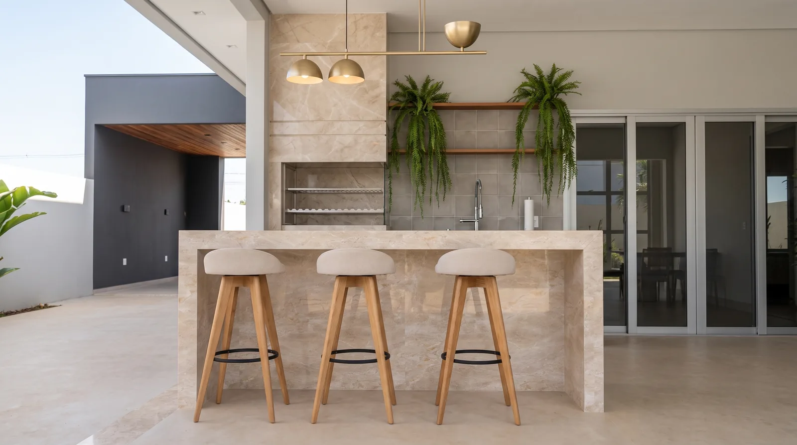 Render Veduta de área gourmet externa com bancada de travertino e banquetas de madeira.
