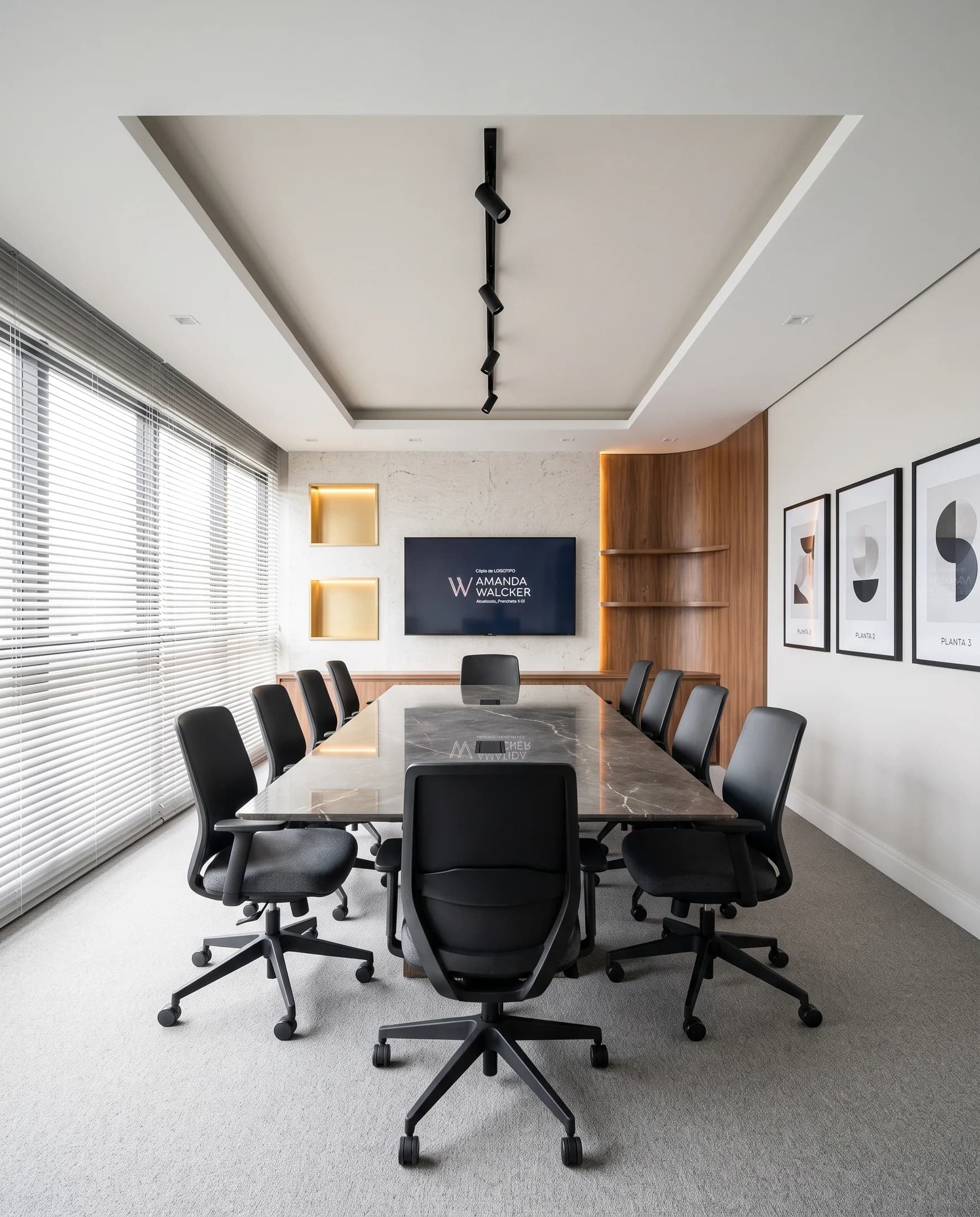 Render Veduta de sala de reunião com mesa central e iluminação natural.